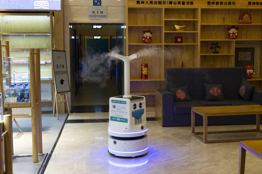 روبوت يعقم إحدى قاعات المركز الإعلامي لدورة الألعاب الأولمبية في بكين. "إ. ب. أ"