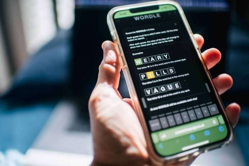 تقوم اللعبة اكتشاف كلمة من خمسة أحرف كل يوم.