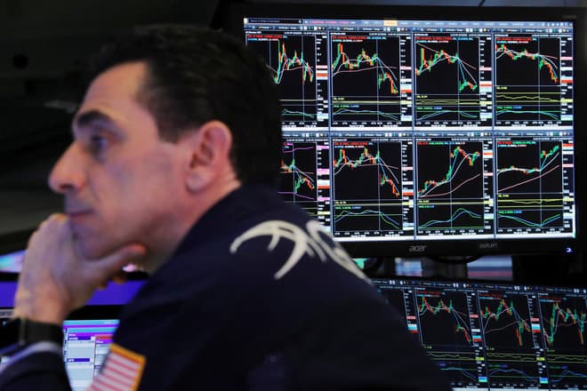 بسبب القلق من غزو روسيا لأوكرانيا .. الأسهم الأمريكية تتراجع وأسعار النفط تقفز