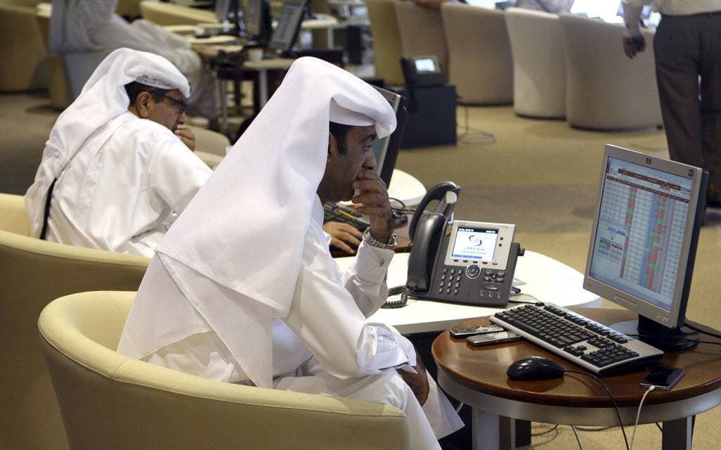 معظم البورصات الخليجية تتراجع مقتفية أثر أسواق الأسهم العالمية