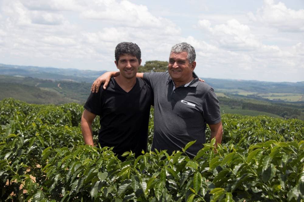 مزارعان في حقل بن برازيلي. من المتوقع أن ينخفض الناتج المحلي الإجمالي للبرازيل من 4.7 في المائة في عام 2021 إلى 0.3 في المائة هذا العام.