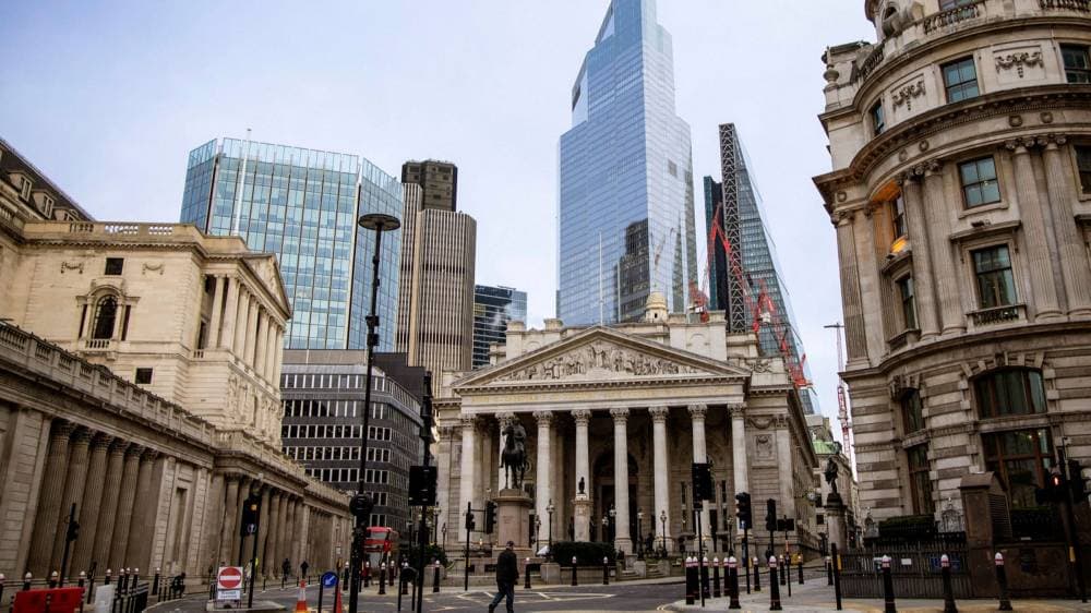 أطلق بنك إنجلترا "وسط الصورة" إشارة البدء بسياسة التشديد الكمي في وقت مبكر من هذا الشهر. "جيتي"