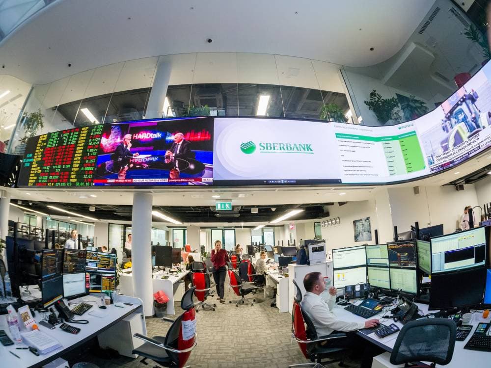 خسر المؤشر الرئيسي "آر تي إس" المقوّم بالدولار 12 في المائة من قيمته أمس.