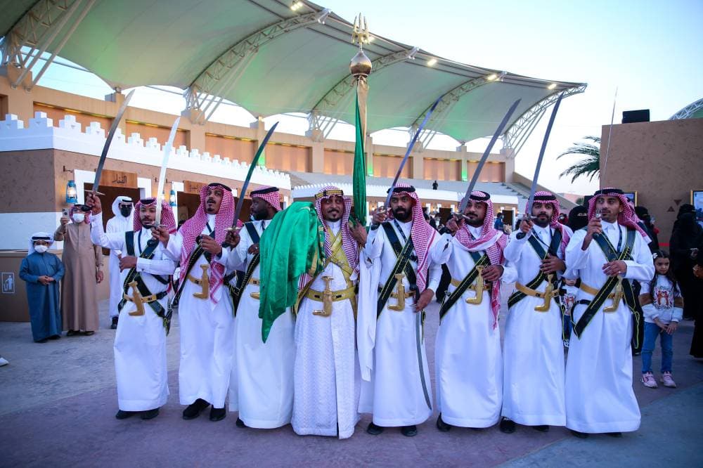 سعوديون يؤدون العرض خلال احتفالات يوم التأسيس في الرياض أمس.تصوير: سعد الدوسري -"الاقتصادية"