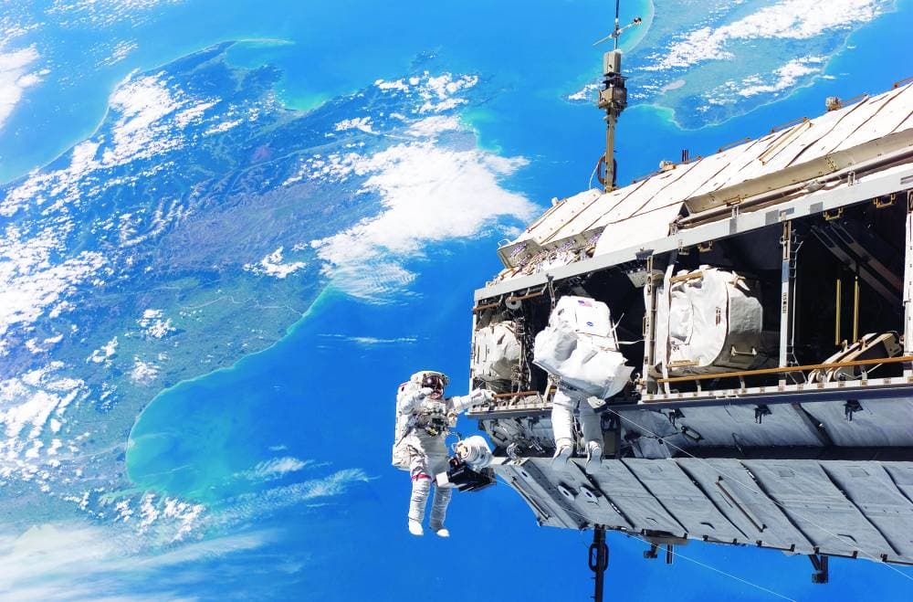 يتشارك مواطنون روس وأمريكيون داخل محطة الفضاء.