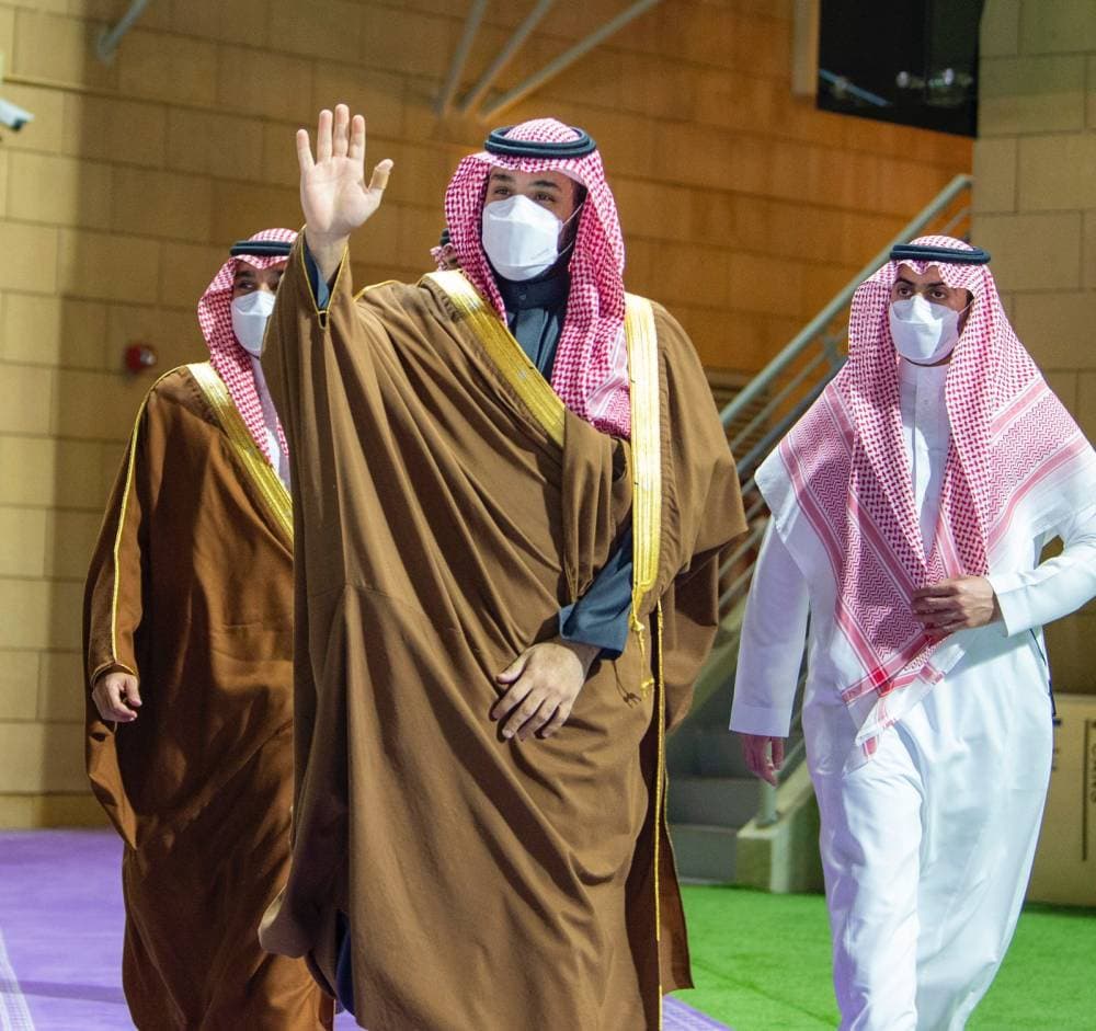 ولي العهد خلال تحيته الجماهير في ميدان الملك عبدالعزيز للفروسية.