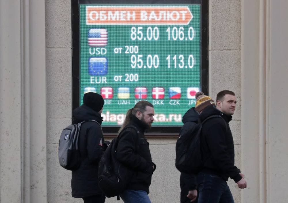 البنك المركزي الروسي يرفع الفائدة لمواجهة مخاطر انخفاض قيمة الروبل وارتفاع التضخم. "إ.ب.أ"