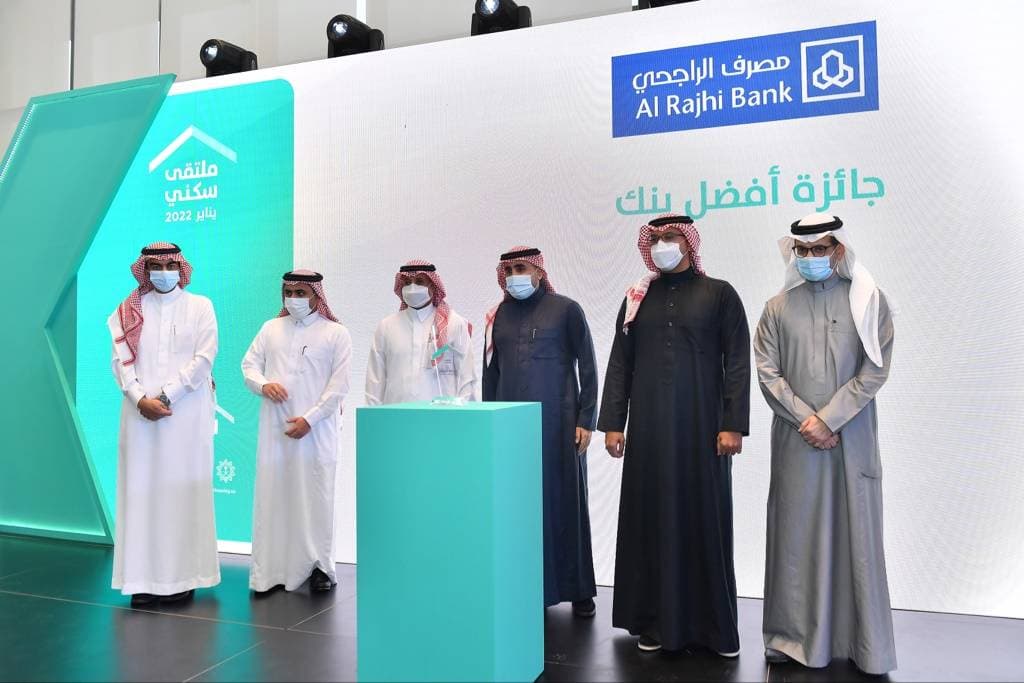 تسلم جائزة أفضل بنك.