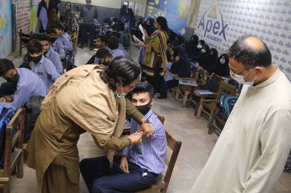 طلاب إحدى مدارس مدينة حيدر أباد الباكستانية يتلقون لقاح كوفيد في إطار حملة تطعيم وطنية. "إ. ب. أ"