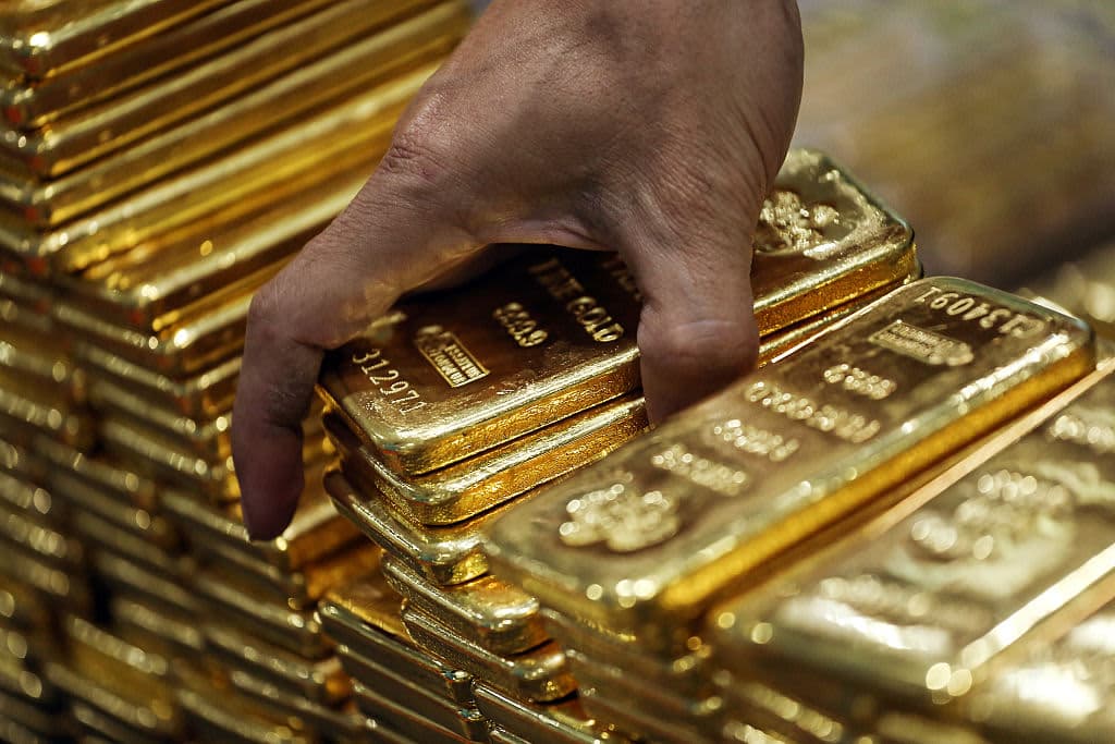 الذهب يرتفع مع تراجع الدولار قبل صدور تقرير الوظائف الأمريكية