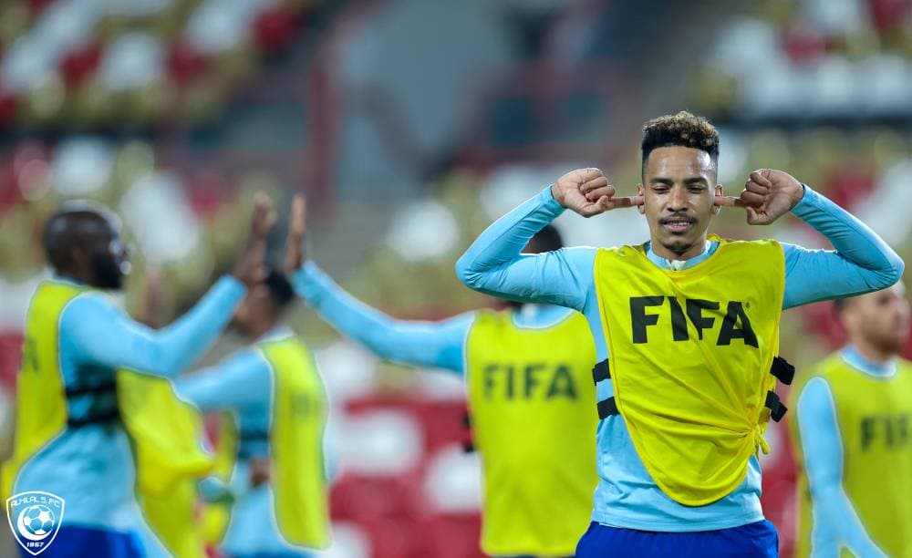 البرازيلي بيريرا خلال تدريب الهلال أمس. «مركز الهلال الإعلامي»