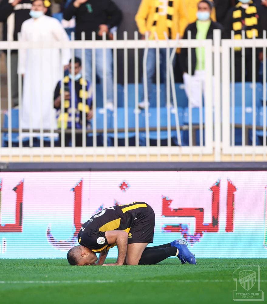 حمدالله يسجد لله شكرا بعد تسجيل الهدف. (مركز الاتحاد الإعلامي)