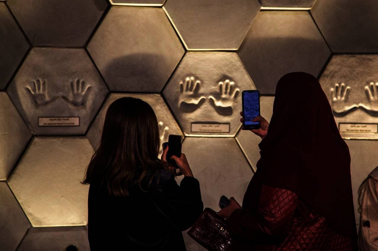 الجدار لا يضم أية شخصية افتراضية وجميعها حقيقية.