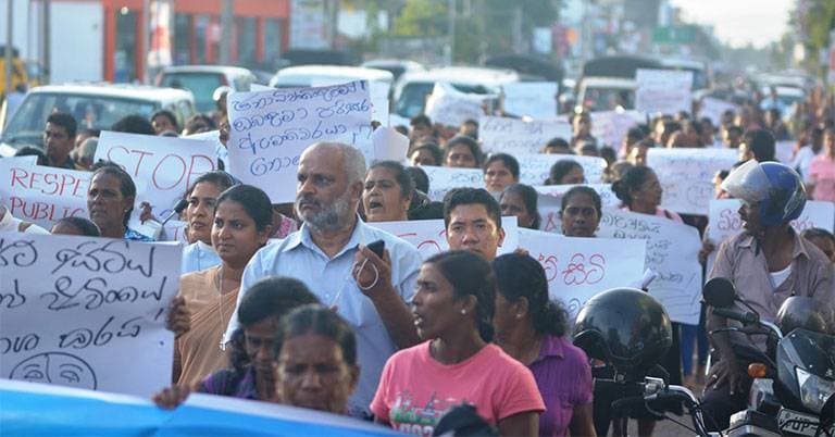 احتجاجات سيرلانكيين في نيجومبو ضد مشروع ميناء كولومبو سيتي الذي تموله الصين. "نافسو"