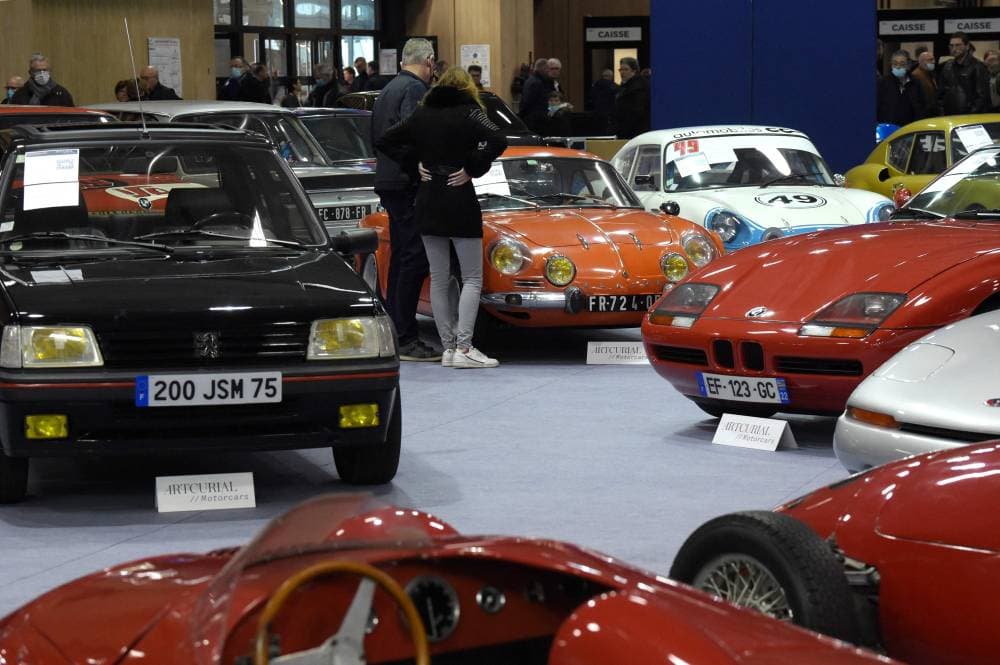 هناك صعوبة في الحصول على سيارة جديدة في بعض الأسواق العالمية. "الفرنسية"