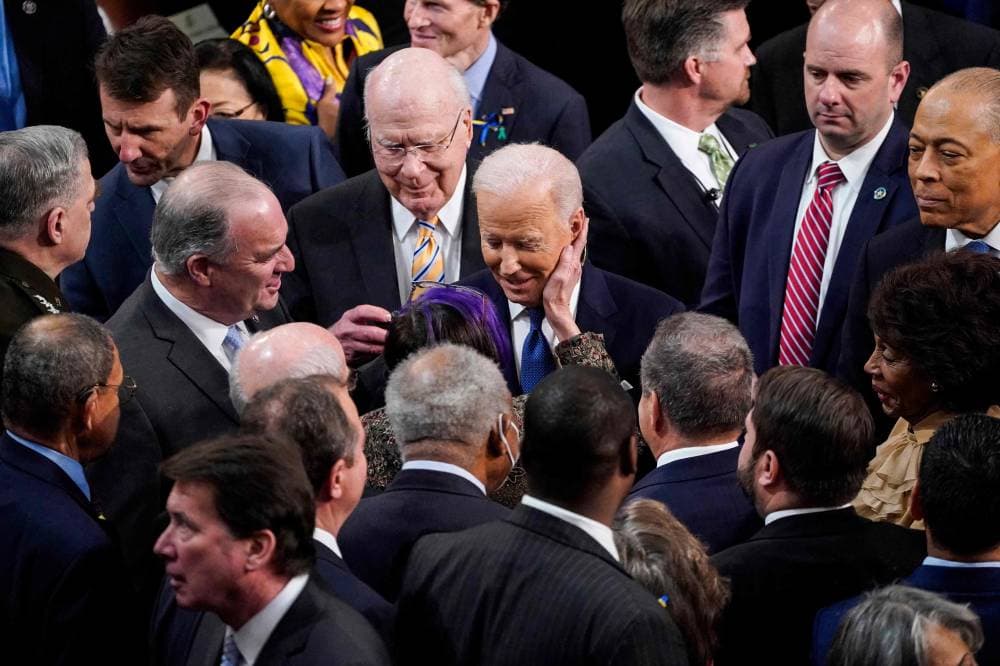 الرئيس الأمريكي عقب إلقاء خطاب في جلسة مشتركة للكونجرس في الكابيتول بواشنطن أمس"الفرنسية"