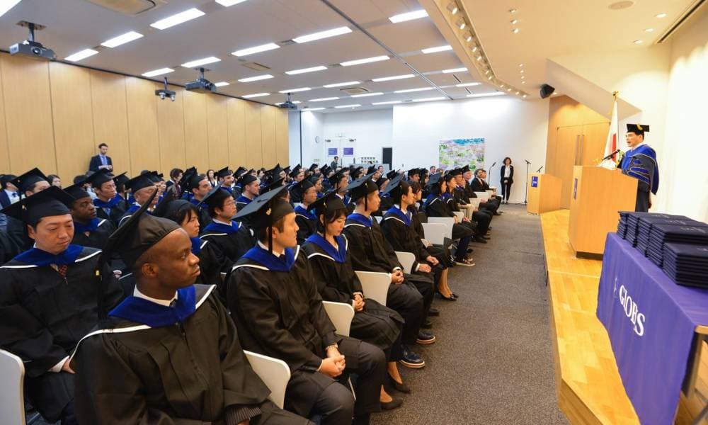 حفل تخرج أول دفعة أنهت برنامج ماجستير إدارة الأعمال باللغة الإنجليزية عبر الإنترنت في جامعة جلوبيز في اليابان في 2019. "جلوبيز"