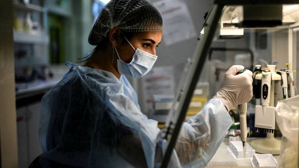 يكتشف العلماء المتحورات الجديدة ويتتبعونها من خلال إجراء التسلسل الجينومي. "الفرنسي/جيتي"