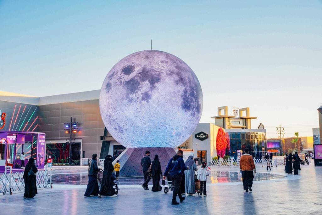 تعد الكرة المضيئة وسط  "تروكاديرو" الأكبر حجما في الشرق الأوسط.