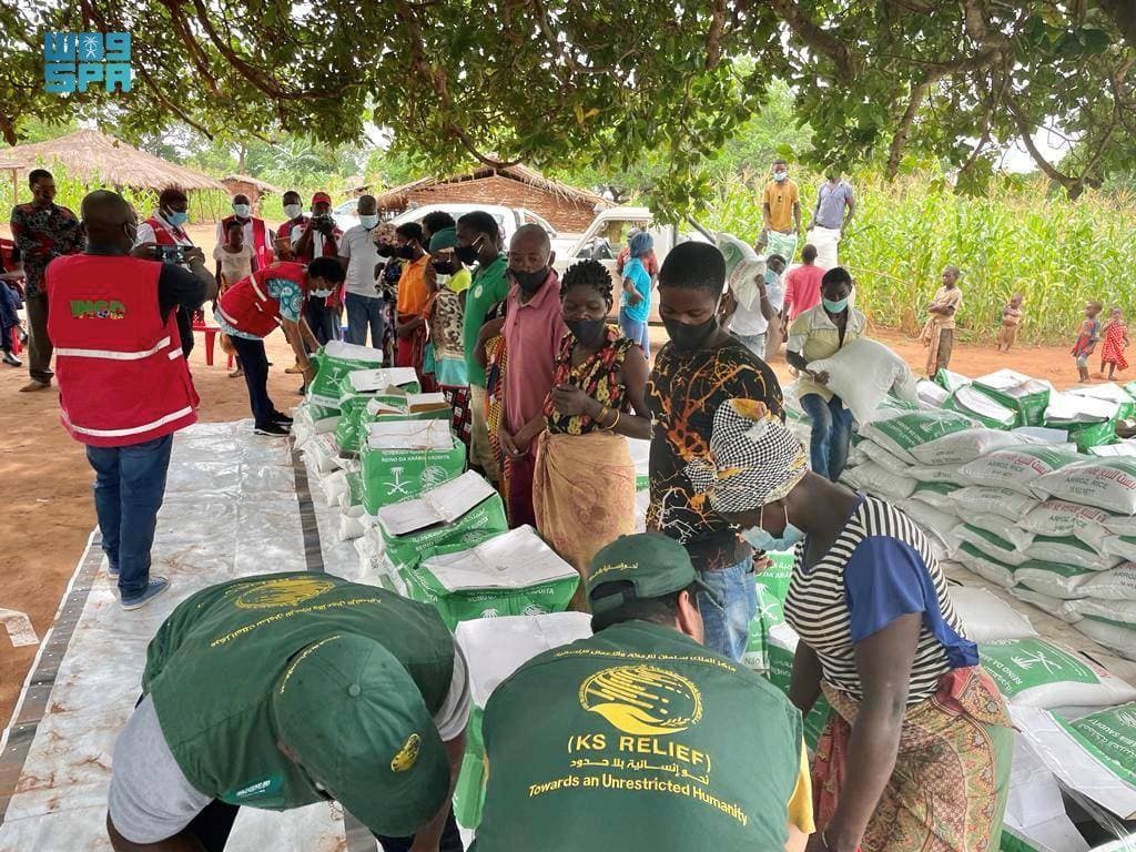 جانب من توزيع المساعدات الغذائية في مقاطعة كابو دلجادو في موزمبيق. "واس"