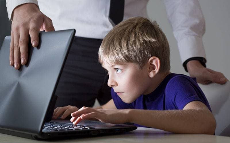 يجب على الآباء السيطرة على عادات أبنائهم أثناء وجودهم على الإنترنت.