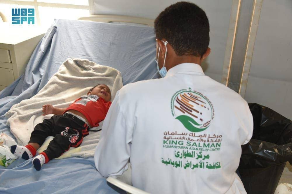 طفل يمني يتلقى الرعاية الطبية في مركز مكافحة الأمراض الوبائية في محافظة حجة.