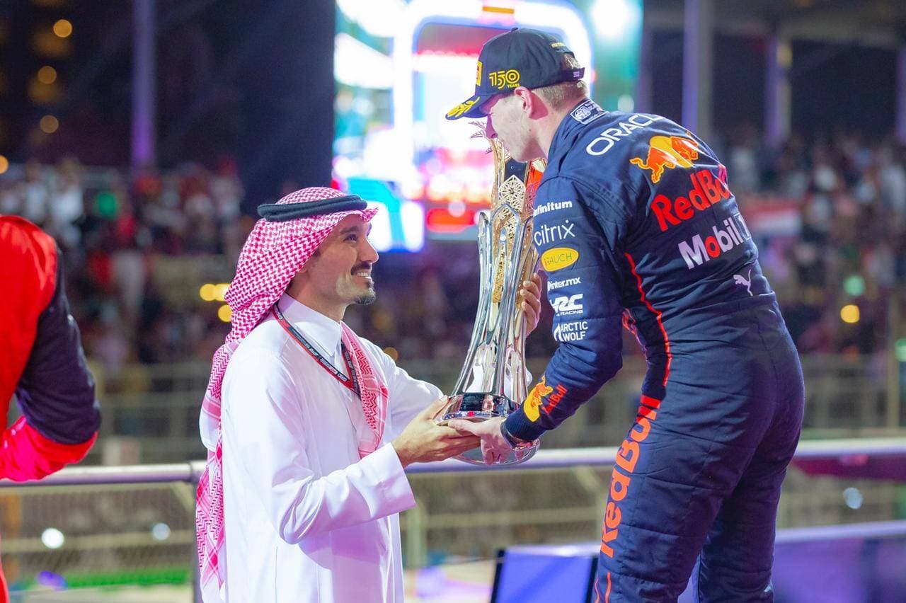 وزير الرياضة يتوج ماكس فريشتابن الفائز بسباق جائزة السعودية الكبرى للفورمولا1.