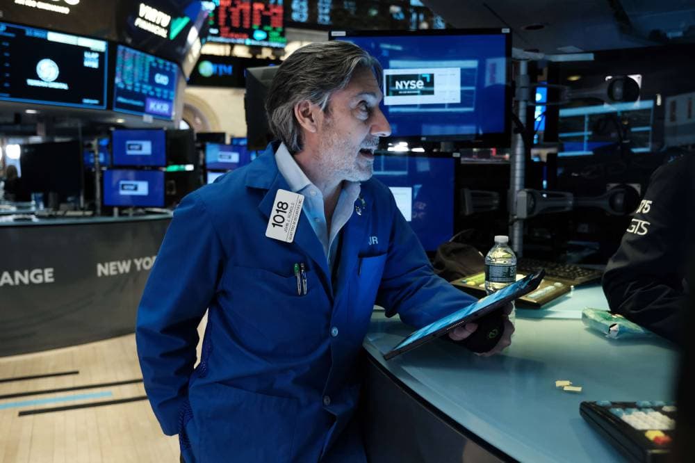 NEW YORK, NEW YORK - MARCH 28: Traders work on the floor of the New York Stock Exchange (NYSE) on March 28, 2022 in New York City. Following a positive week for stocks, the Dow Industrial Average was down over 100 points in morning trading.   Spencer Platt/Getty Images/AFP
== FOR NEWSPAPERS, INTERNET, TELCOS & TELEVISION USE ONLY ==
