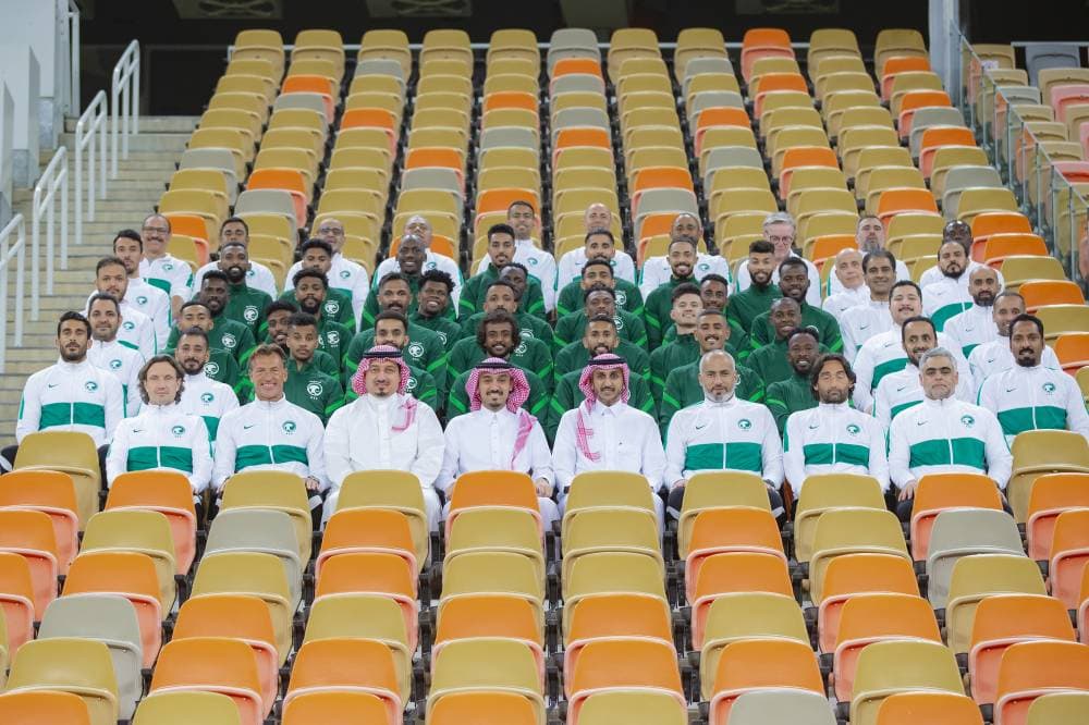 الأمير عبدالعزيز الفيصل وزير الرياضة يتوسط قائمة المنتخب السعودي لكرة القدم التي تضم لاعبين وإداريين وفنيين وحققت المجد العالمي بالتأهل إلى مونديال 2022 للمرة السادسة في التاريخ بحضور ياسر المسحل وإبراهيم القاسم.