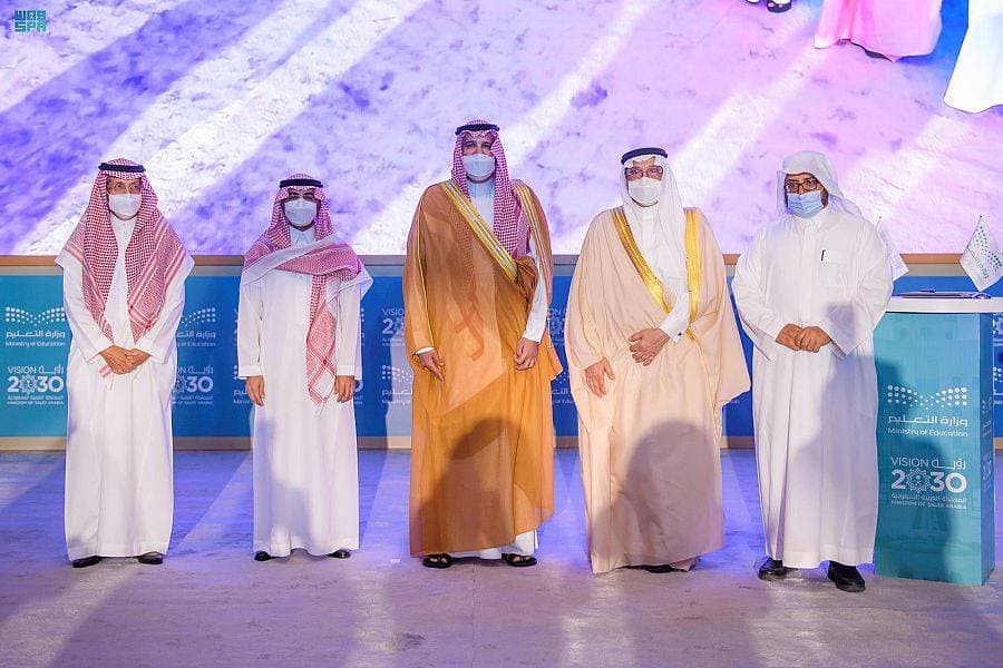 الأمير فيصل بن سلمان وبجانبه وزير التعليم.