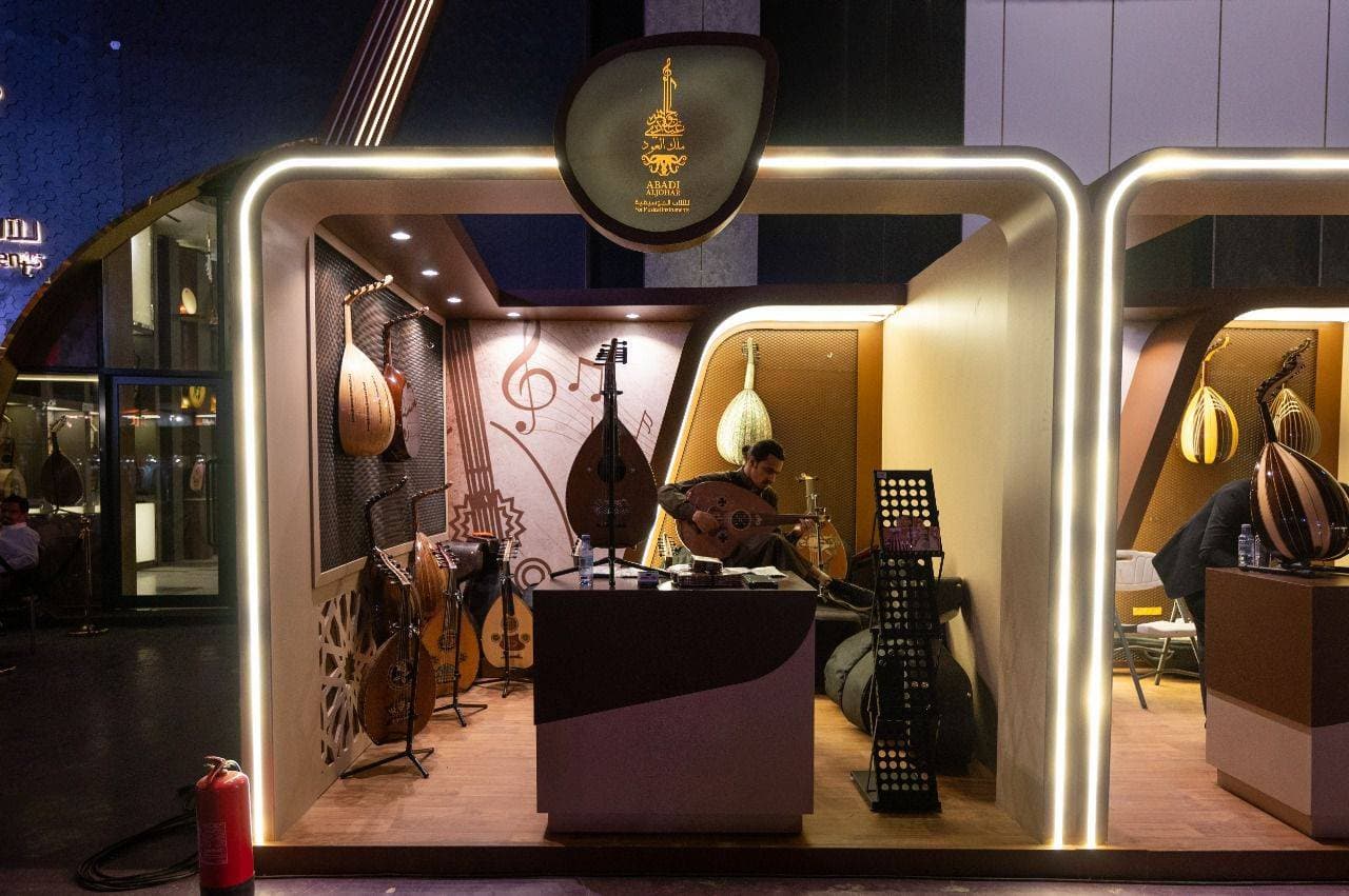 أهالي رجال ألمع يستقبلون زوار صيف السعودية بالعرضة