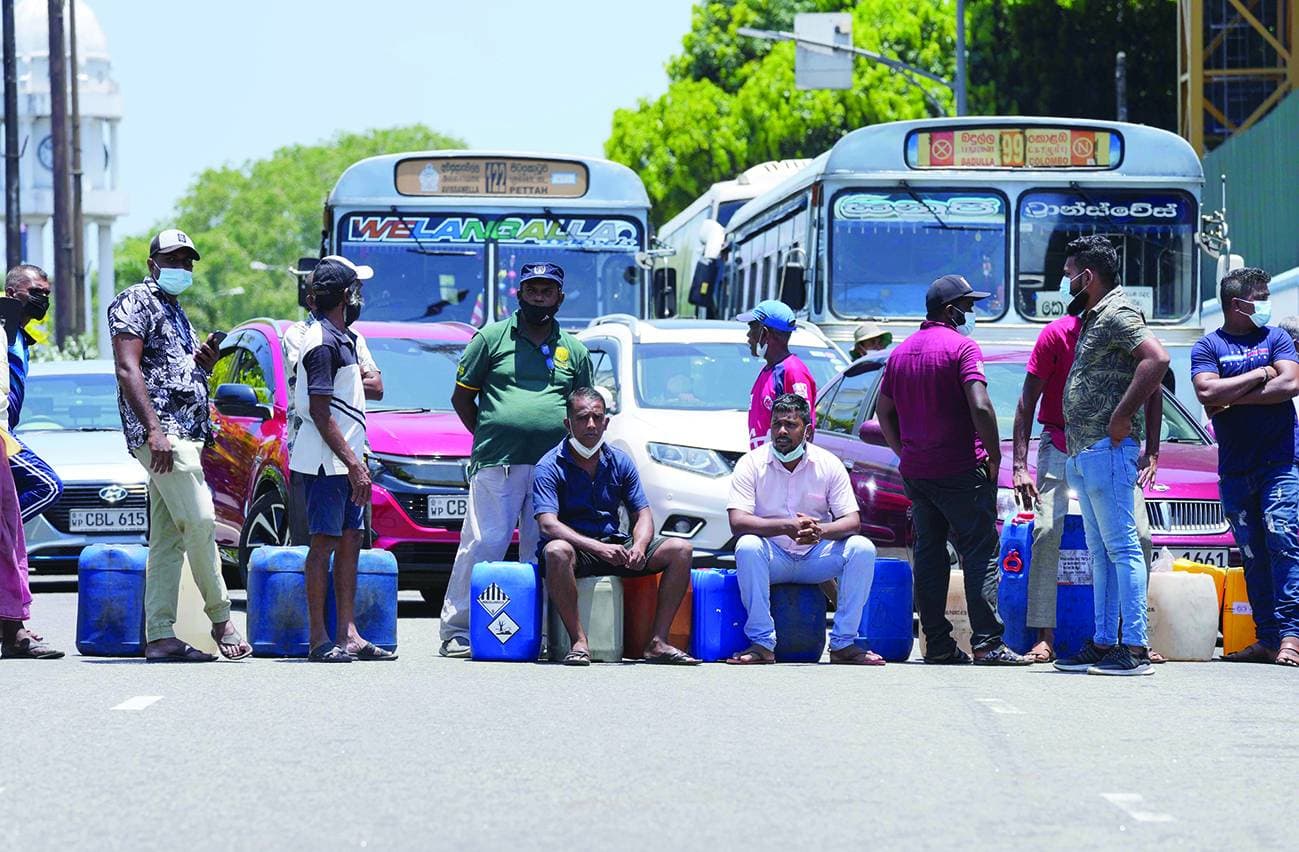 سريلانكيون يقطعون حركة المرور أثناء احتجاجهم على شح الوقود في كولومبو. "أ ب"