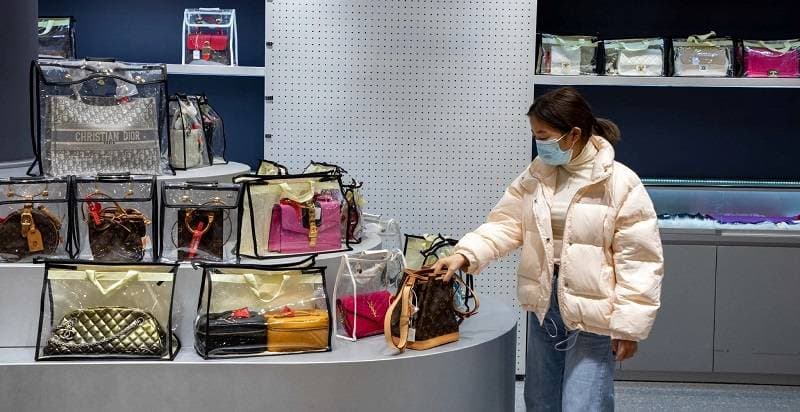 شركات السلع الفاخرة أكدت مواصلة دعمها لفرق العمل الخاصة بها وصرف رواتب للموظفين.