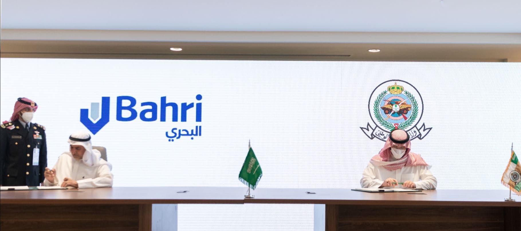 وزير الحرس الوطني يوقع عقودا مع شركات وطنية بقيمة تجاوزت مليار ريال