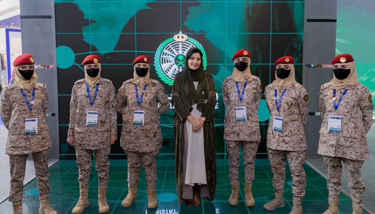 في معرض الدفاع .. المرأة السعودية تقف شامخة و بثقة في السلك العسكري
