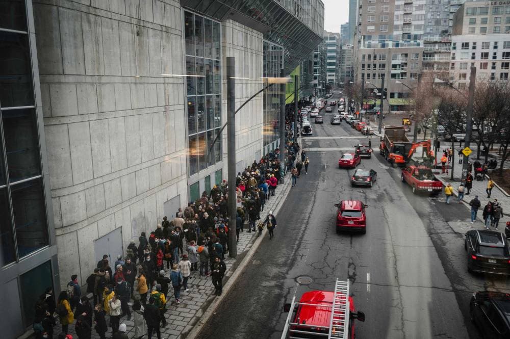 طابور من المقترعين على الانتخابات الفرنسية في مونتريال بكندا أمس. "الفرنسية".