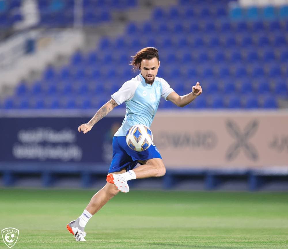 ميشايل ديلجادو يتحكم بالكرة خلال المران. مركز الهلال الإعلامي