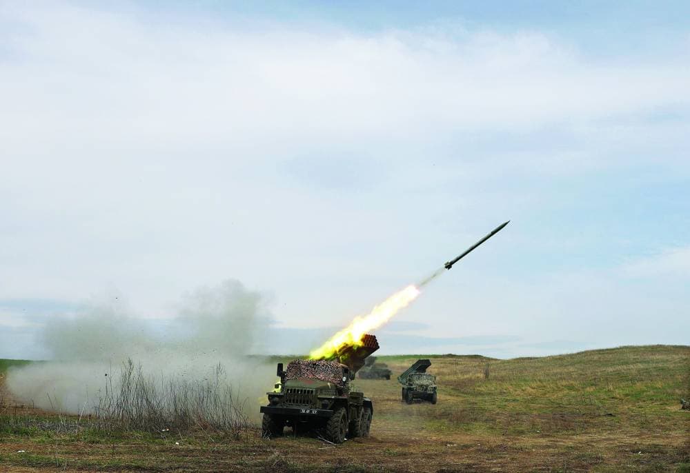 قاذفة صواريخ أوكرانية تقصف مواقع لقوات الروسية في منطقة دونباس. "الفرنسية"

