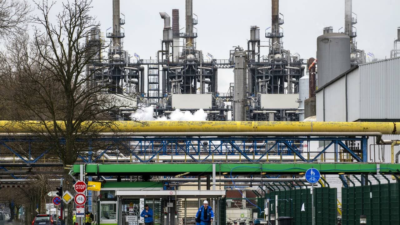 الحكومة الألمانية ترفض فرض حظر فوري على قطاع الطاقة الروسي ككل ولا سيما الغاز."الفرنسية".