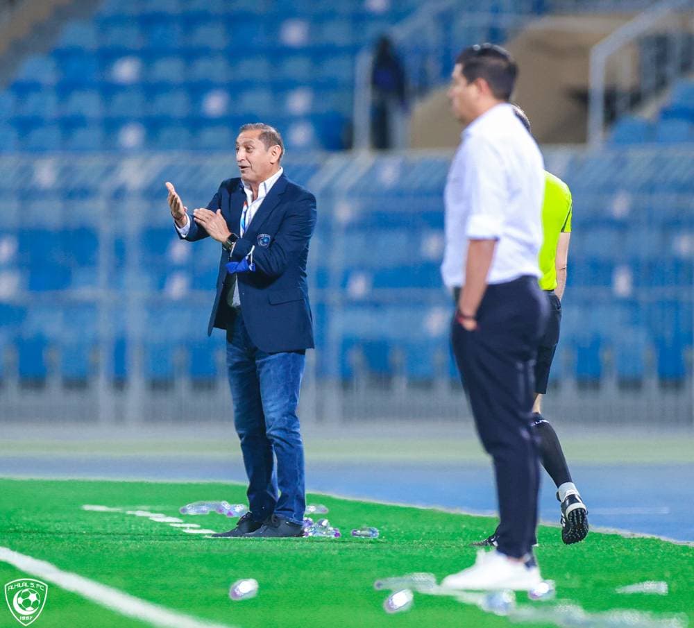 دياز يوجه اللاعبين. مركز الهلال الإعلامي