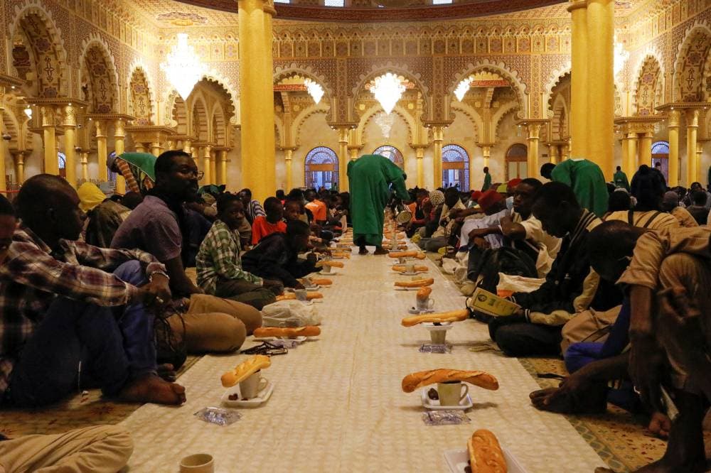 صائمون ينتظرون أذان المغرب للبدء في تناول الإفطار في أحد مساجد السنغال