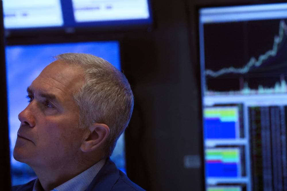 بيانات ضعيفة تعصف بالدولار .. والذهب صوب مزيد من المستويات القياسية