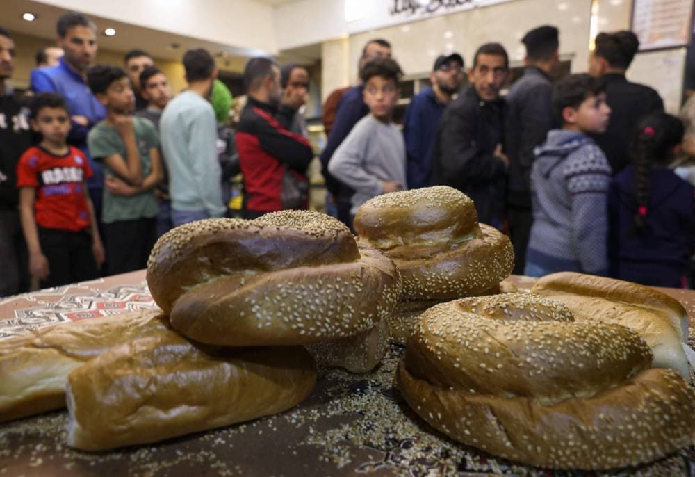 فلسطينيون يقفون طوابير عند مخبز قبل موعد الإفطار. "الفرنسية"