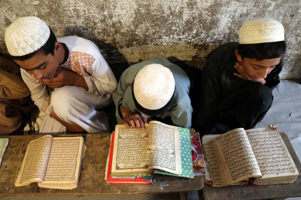 أطفال من أفغانستان يقرأون القرآن الكريم قبل صلاة المغرب.  "إ. ب. أ"