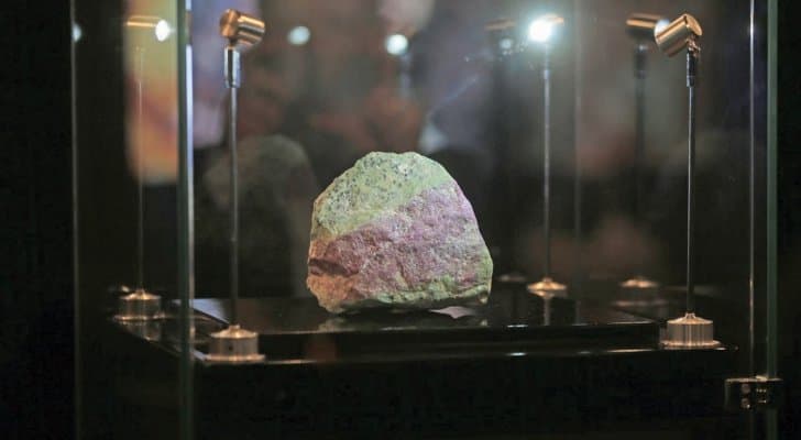يصل سعره إلى 120 مليون دولار .. عرض أكبر حجر ياقوت طبيعي مكتشف أمام الجمهور