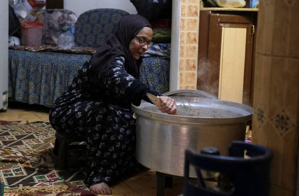 سيدة مصرية تقوم بتجهيز وجبة الإفطار لتقديمها للصائمين في القاهرة.  "رويترز"