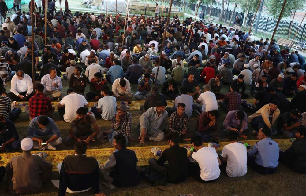 مسلمون من كشمير الهندية ينتظرون أذان المغرب لتناول الإفطار.   "إ.ب.أ"