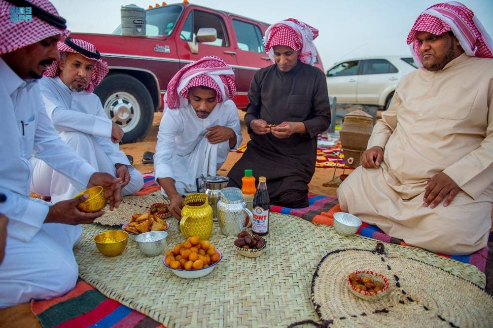 شباب سعوديون يتناولون طعام الإفطار في البر.  "واس"