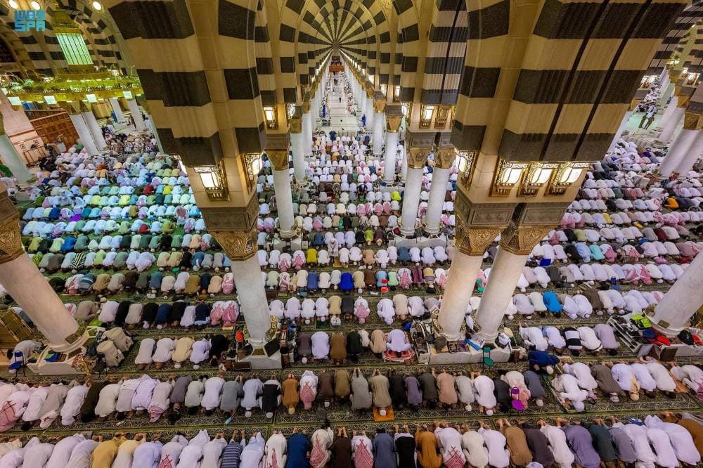 مصلون يؤدون صلاة القيام في أول أيام العشر الأواخر من رمضان.  "واس"