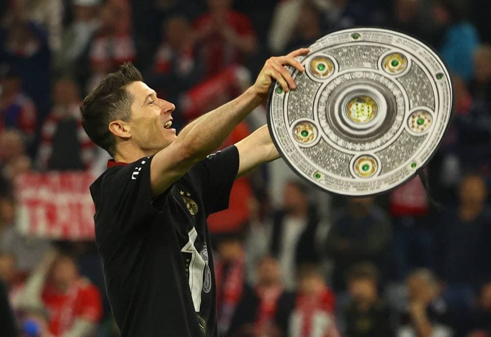 ليفاندوفسكي محتفلا بتحقيق الدوري. رويترز